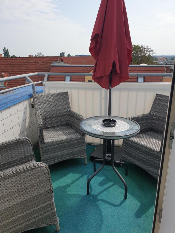 Dachgeschoss Apartment Mit Ausblick Хале Екстериор снимка